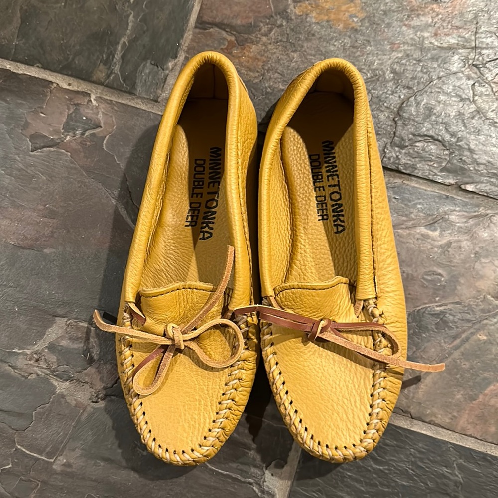 Minnetonka Double Deer moccasin. Size 6. Women’s.